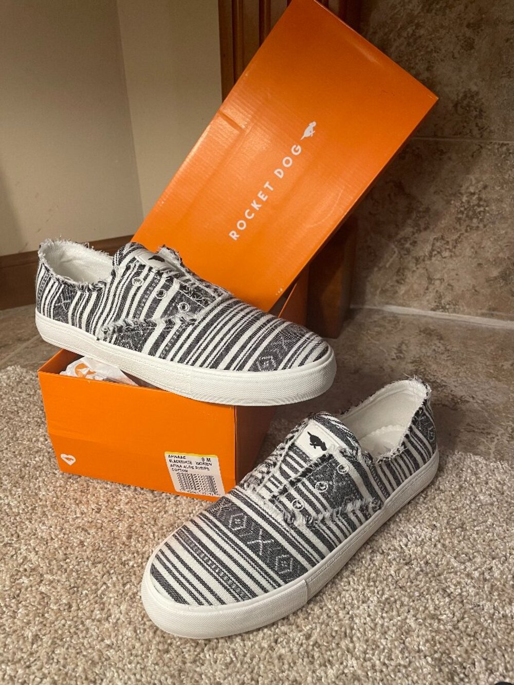 BRAND NEW IN BOX Rocket Dog Slip On Sneakers - Size 9